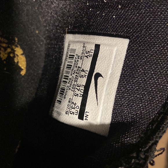 They are LeBron 16s I’m king shoes. - Picture 6 of 6